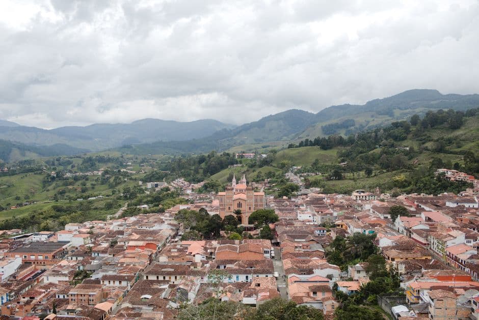 Vista aérea de un pueblo con montañas, en el chat de Guaduas
