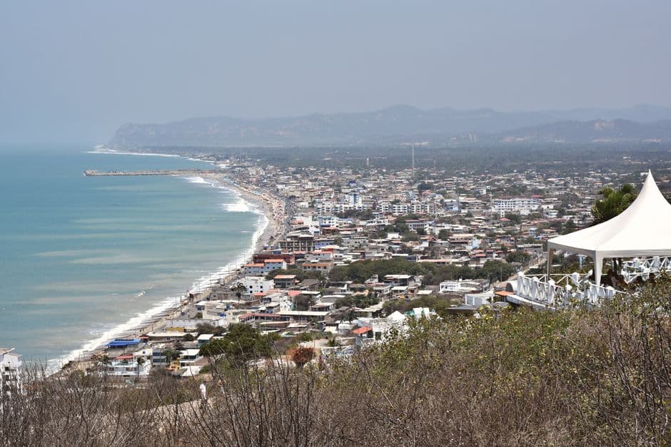 Vista panorámica de la playa de Atacames bajo cielo azul, en el chat de Portoviejo