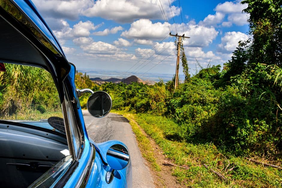 Coche antiguo circulando por una carretera, en el chat de Chambas