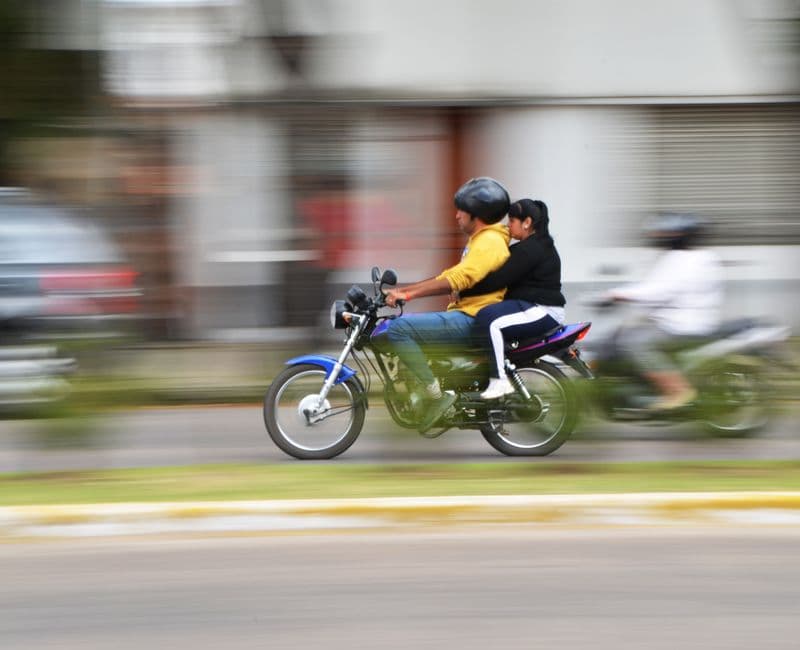 Dos personas montadas en una moto a gran velocidad, en el chat de Motupe