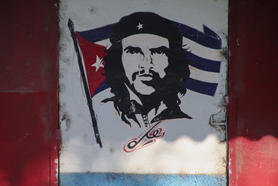 Mural del Che Guevara en una pared, en el chat de Segundo Frente