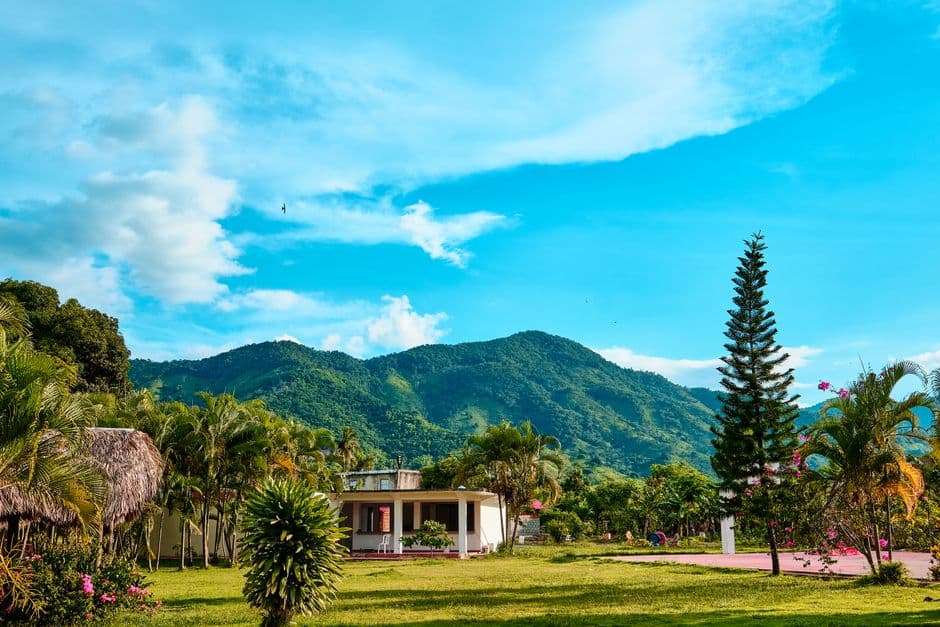 Pueblo al pie de un cerro tropical, en el chat de San Gregorio de Nigua