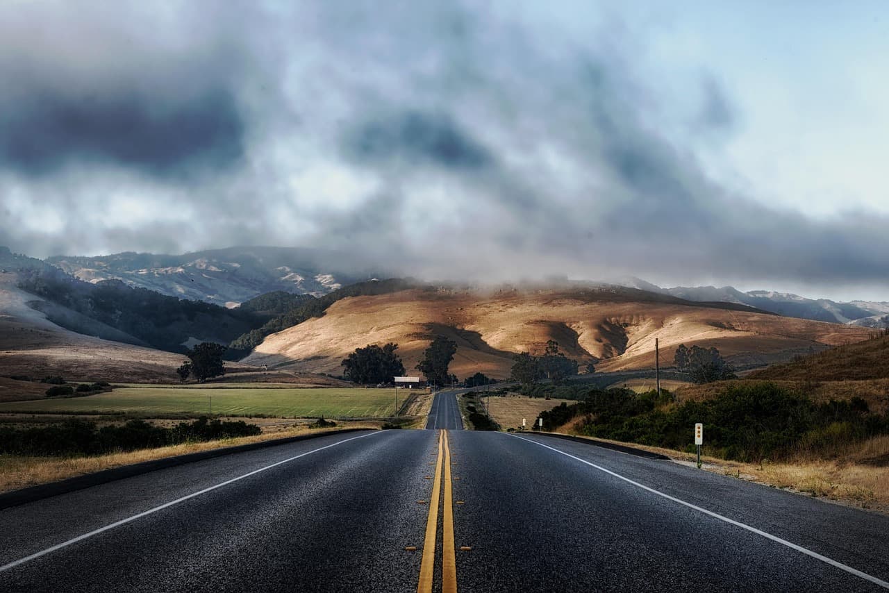 Carretera asfaltada en el paisaje, en el chat de Zacualpa