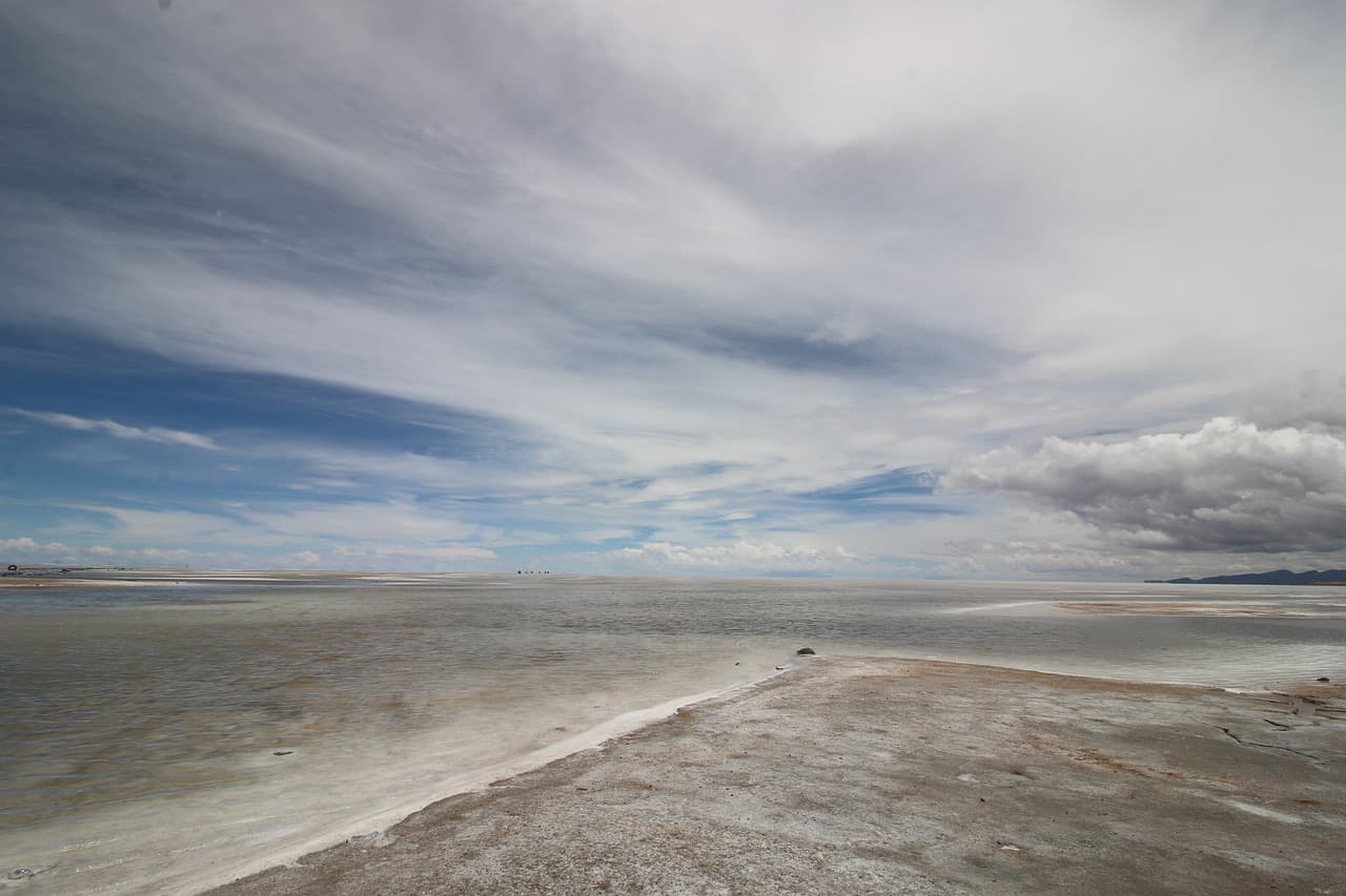 Paisaje de un salar blanco y llano, en el chat de Villamontes
