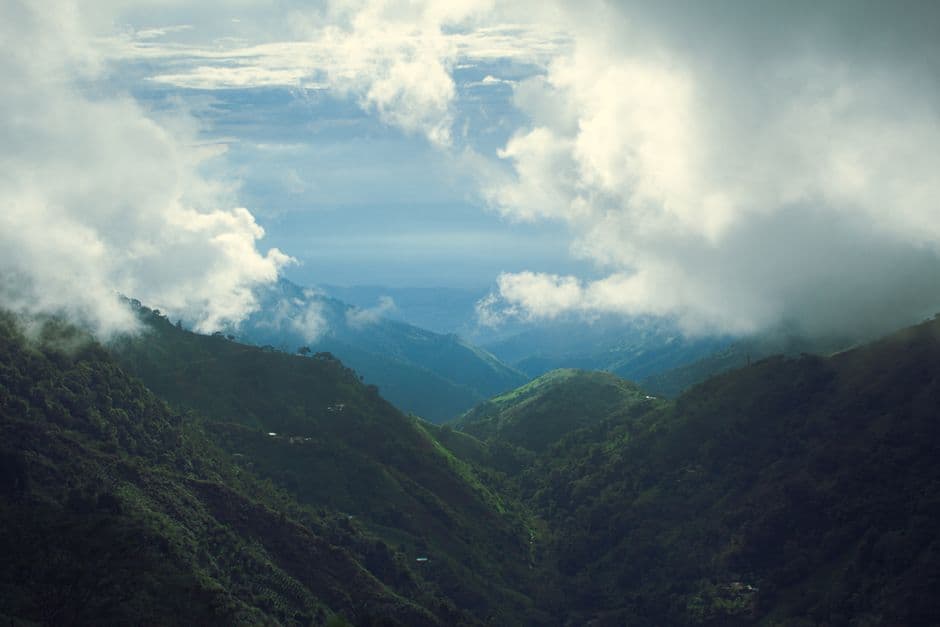Montañas bajo nubes blancas, en el chat de Bosconia