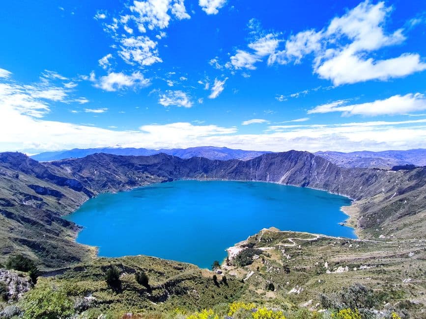 Lago rodeado de montañas bajo cielo azul, en la sala de chat de Daule