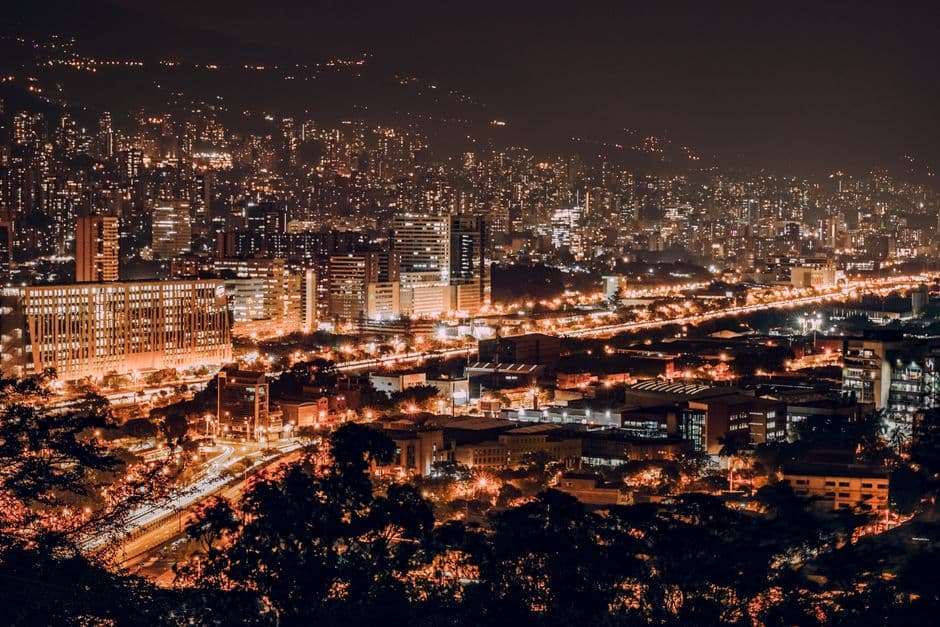 Luces de una ciudad de noche, en el chat de Líbano