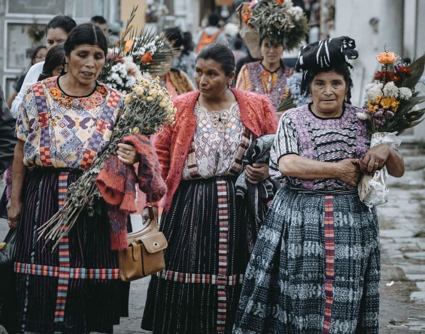 Mujeres mayores con vestimenta tradicional y flores, en el chat de Todos Santos Cuchumatán