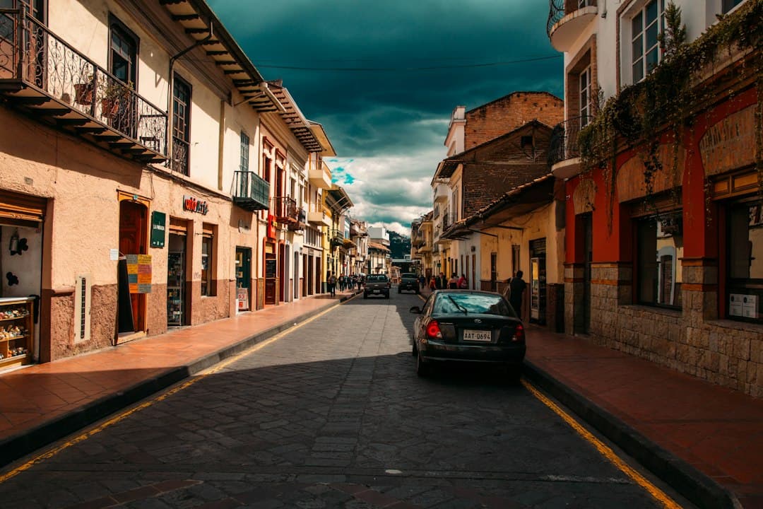 Coche negro aparcado junto a un edificio de hormigón de día, en el chat de La Troncal