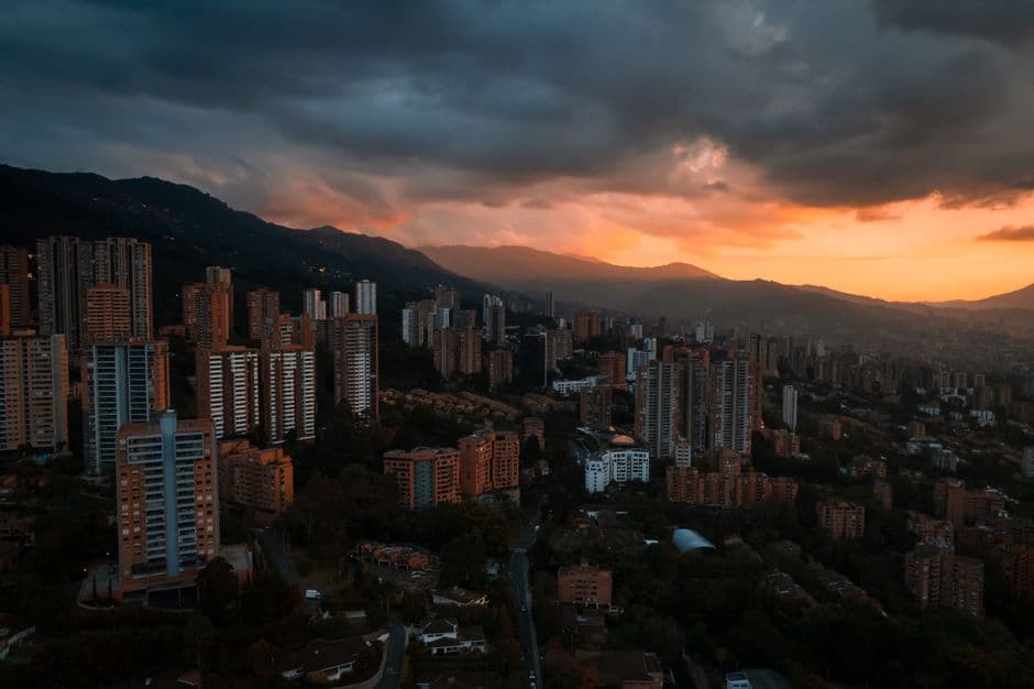 Atardecer sobre una ciudad de Colombia, en el chat de Ubaté