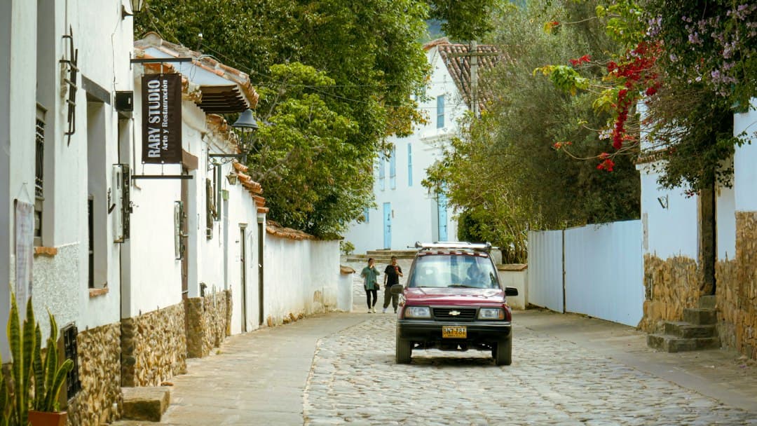 Coche circulando por una calle de un pueblo, en el chat de Ábrego