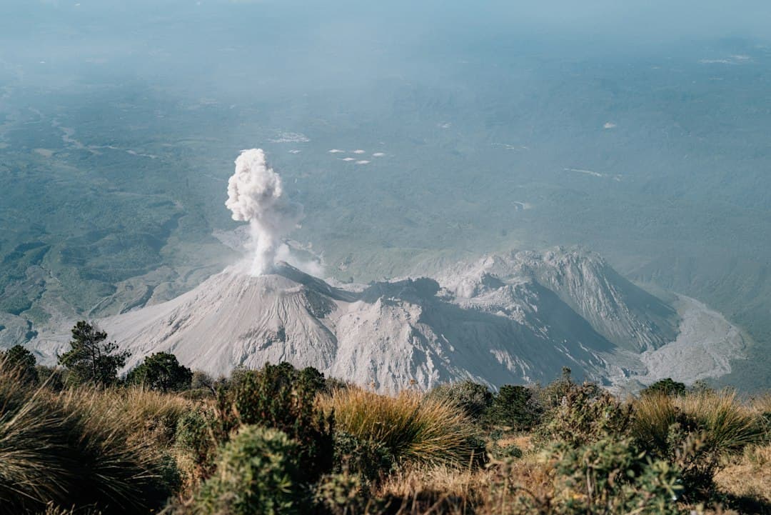 Volcán en erupción con una columna de humo hacia el cielo, en el chat de Olintepeque