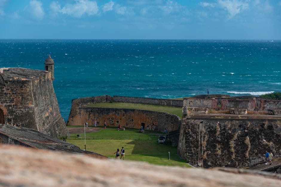 Personas caminando por un antiguo fuerte militar, en el chat de San Sebastián