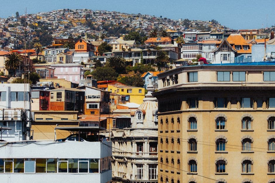 Casas de colores en las laderas de Valparaíso, en el chat de Placilla de Peñuelas