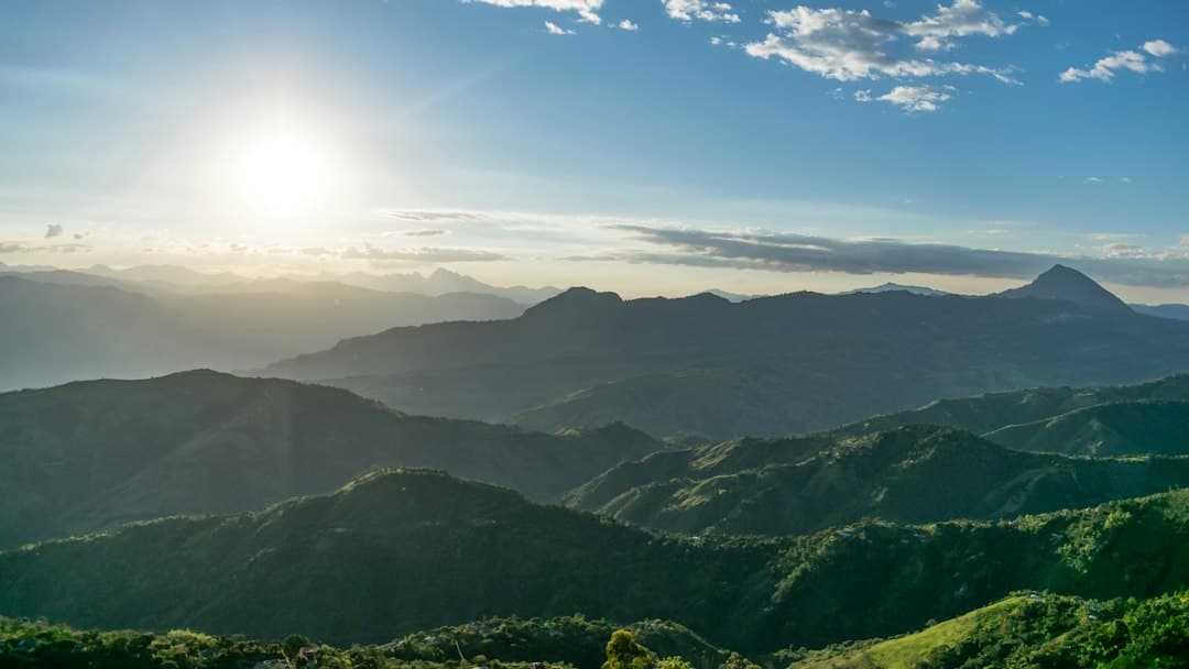Cordillera bajo un cielo azul despejado, en el chat de Puerto Berrío