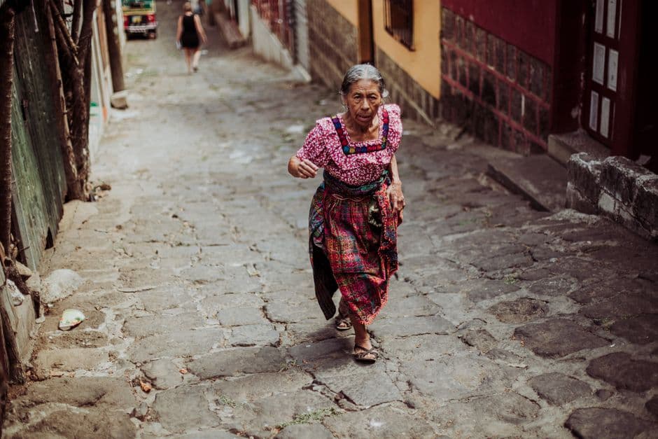 Anciana caminando por una calle estrecha, en el chat de Nueva Santa Rosa