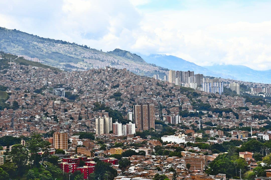 Ciudad con montañas al fondo, en el chat de Tarazá