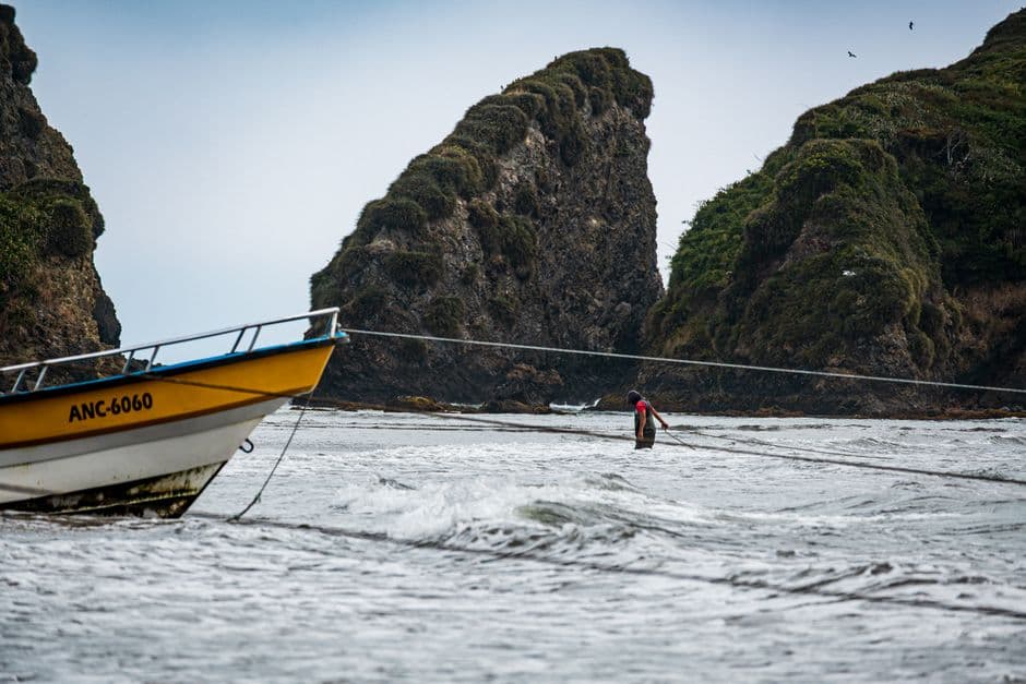 Vista de la costa con un barco de pesca en Ancud, en el chat de Ancud