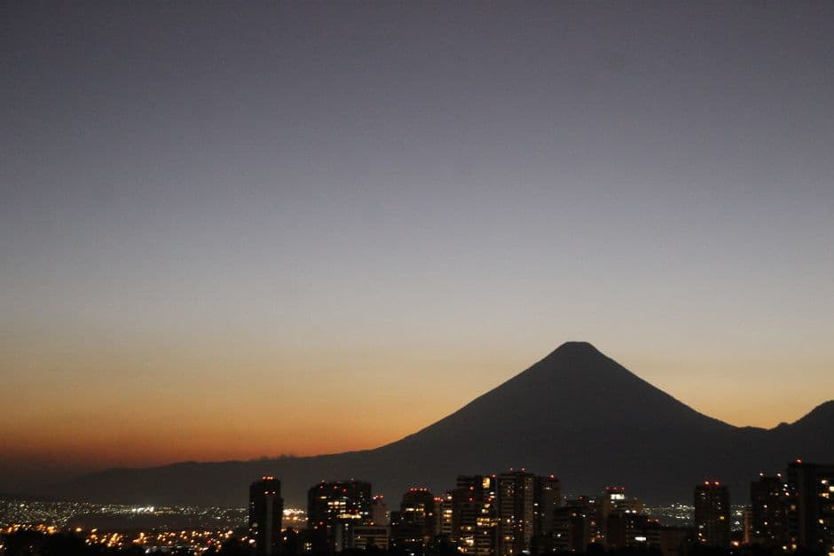 Silueta de una montaña junto a una ciudad al atardecer, en el chat de San Raymundo