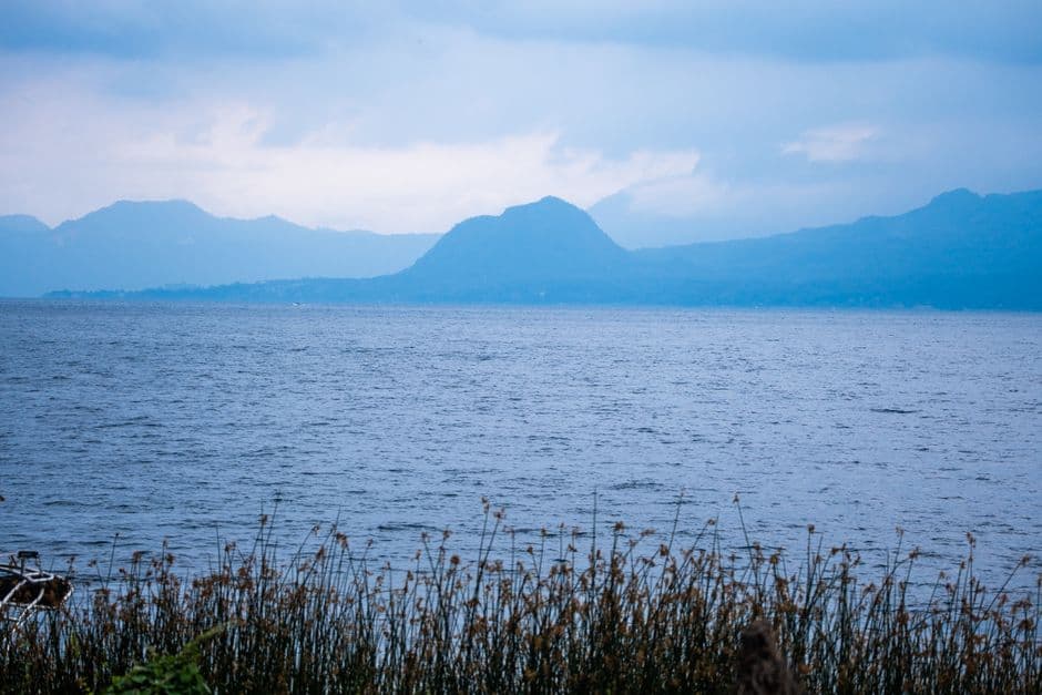 Vista panorámica de un cerro y un lago en Guatemala, en el chat de Champerico