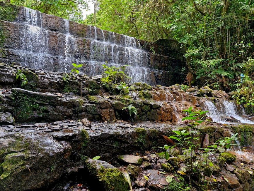 Cascada de piedra construida por el hombre en un parque nacional de Venezuela, en el chat de Achaguas