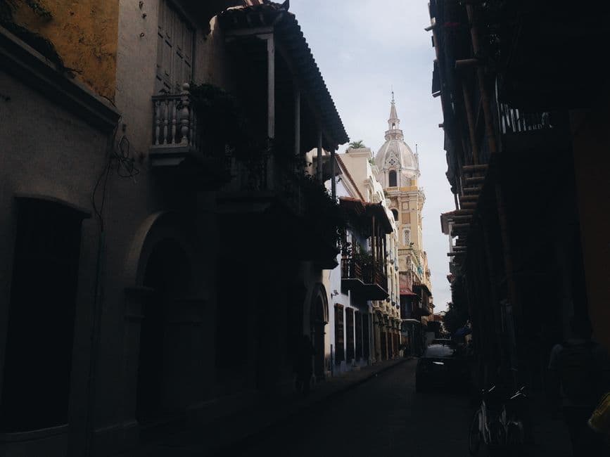 Calle histórica con una torre en un entorno urbano, en el chat de Bolívar