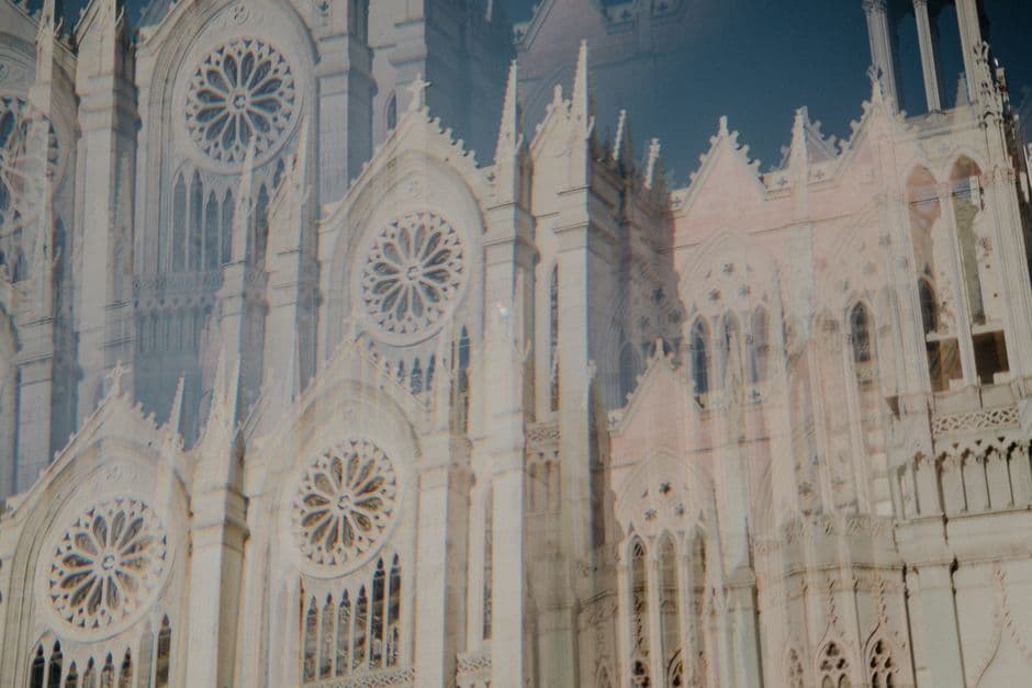 Exposición múltiple de una catedral gótica, en el chat de Santa María de Pantasma