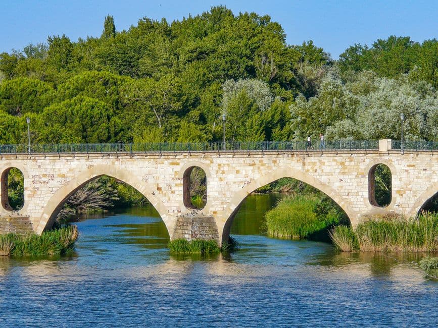 Puente de piedra sobre un río, en la sala de chat de Zamora