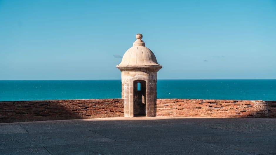 Muralla de una fortaleza con vista al mar, en el chat de San Lorenzo