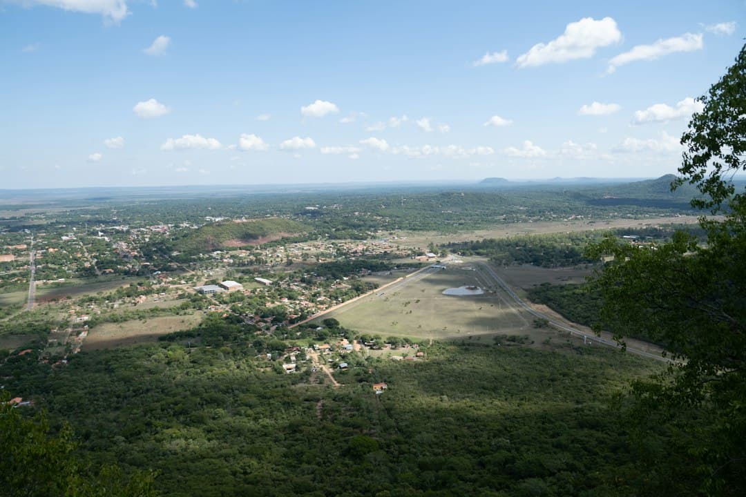 Vista aérea de un paisaje y pista de aterrizaje, en el chat de Saltos del Guairá