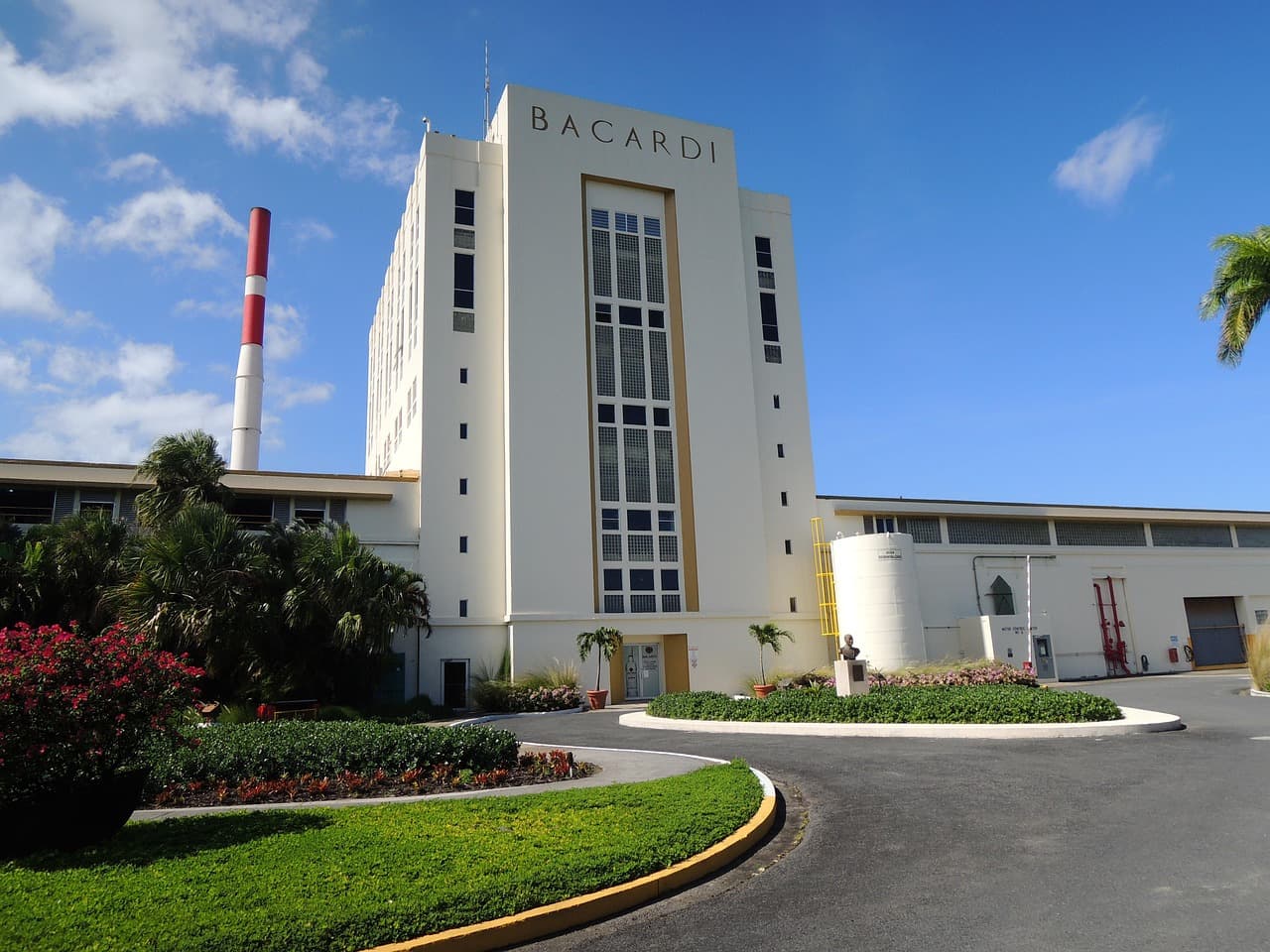 Casa de una destilería de ron en Puerto Rico, en el chat de Moca