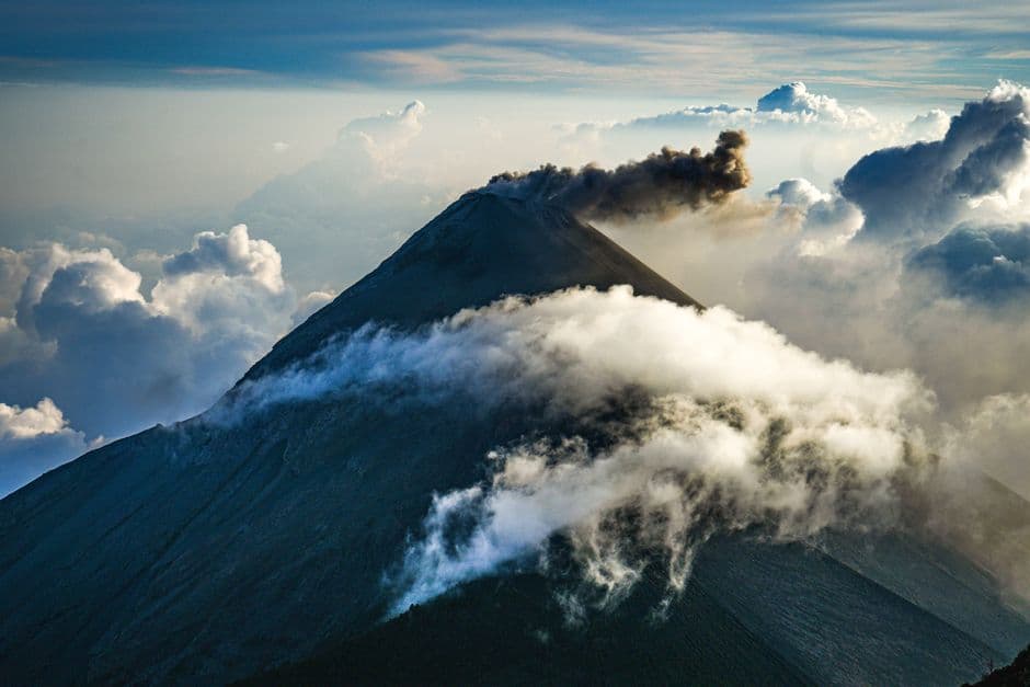 Nubes sobre la cima de un volcán, en el chat de Raxruhá
