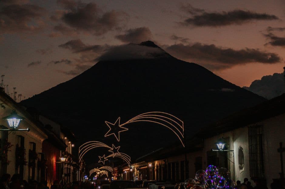 Silueta de un volcán sobre un pueblo con adornos navideños, en el chat de Comapa