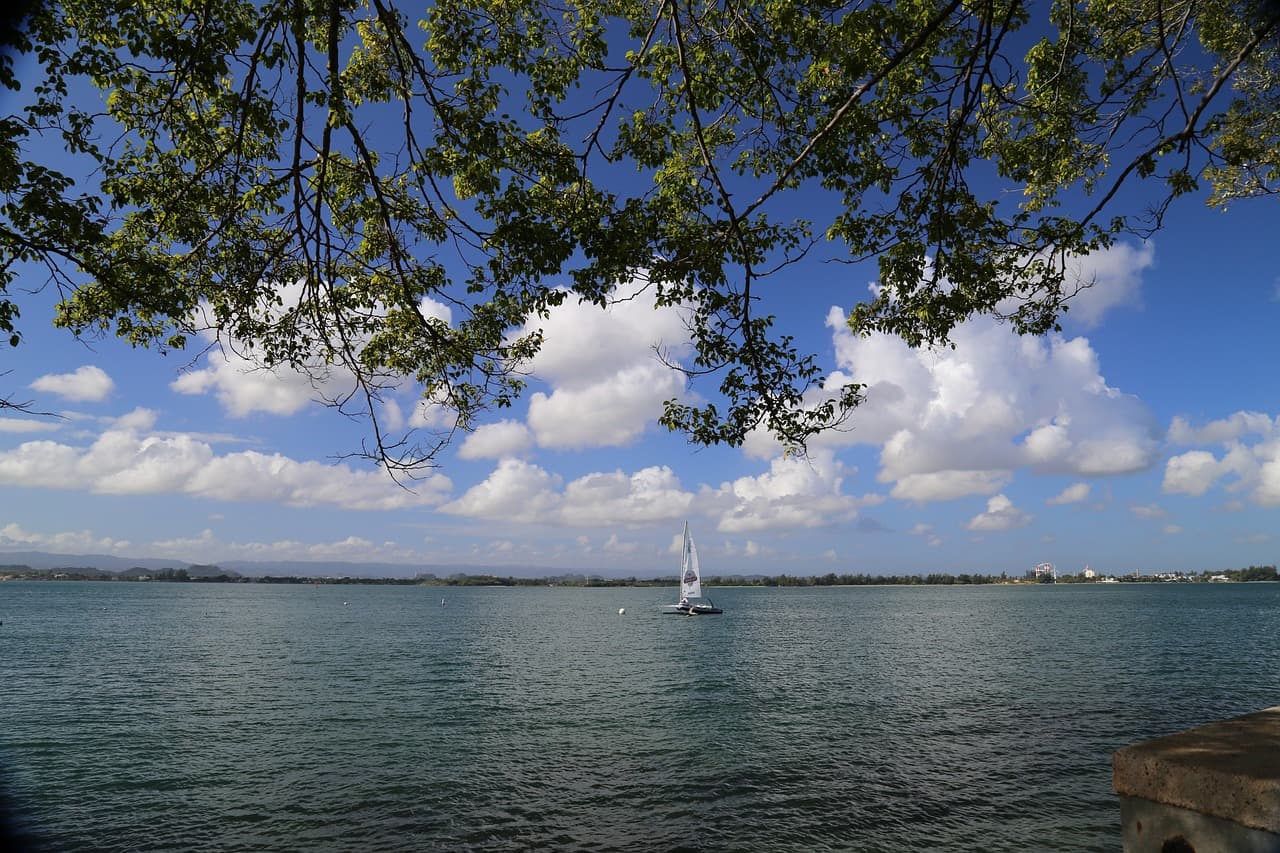 Agua del mar Caribe en la costa de Puerto Rico, en el chat de Juncos