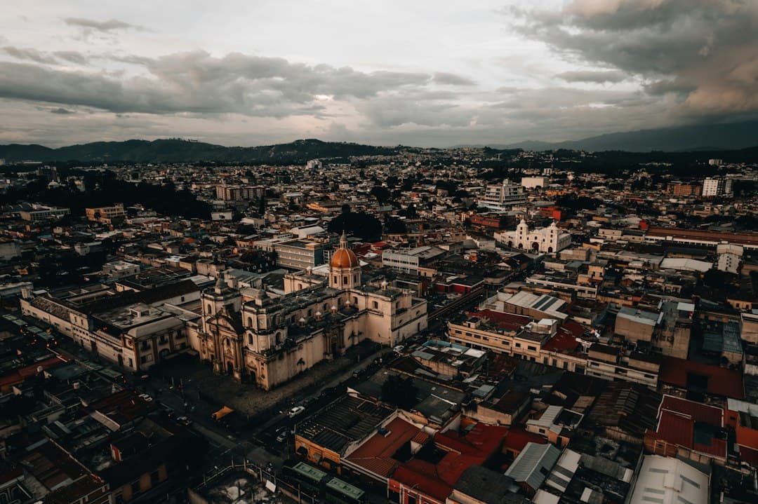Vista aérea de una ciudad con edificios altos, en el chat de Santiago Sacatepéquez