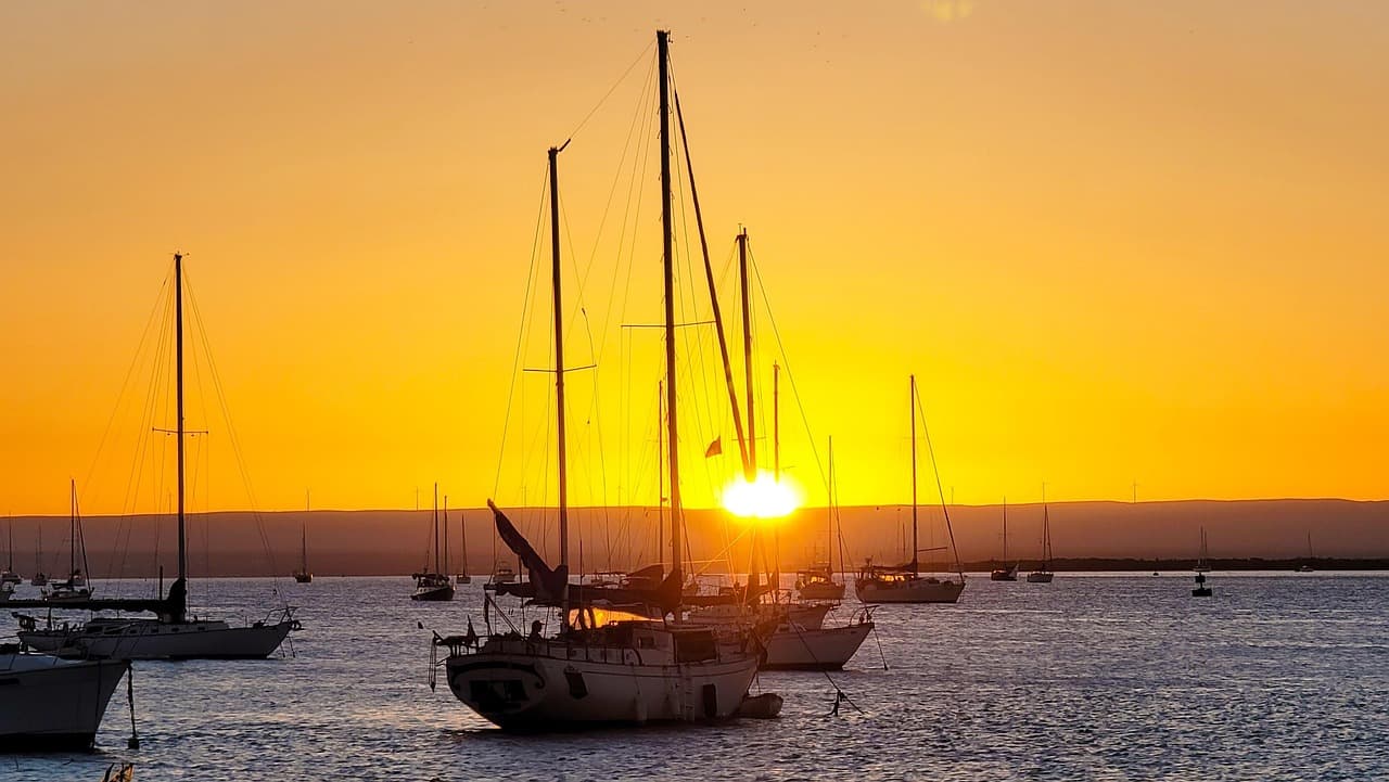 Veleros en una bahía al atardecer, en el chat de San Miguel Chicaj