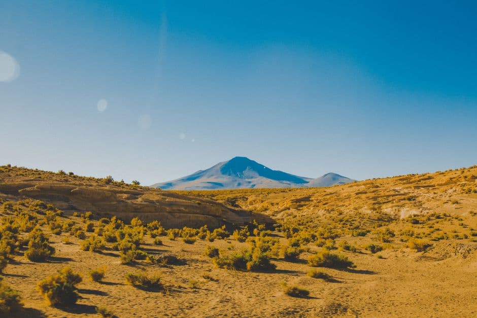 Montaña rocosa cerca de un desierto amplio, en el chat de Quillacollo