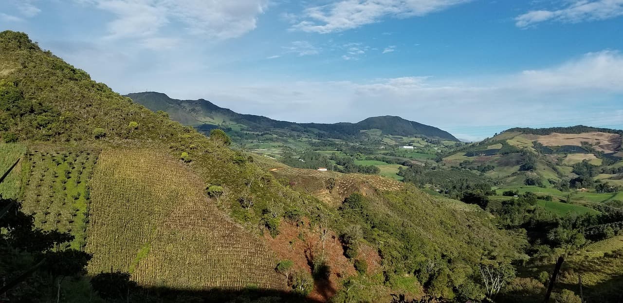 Paisaje de montañas bajo el cielo, en el chat de Sonsón