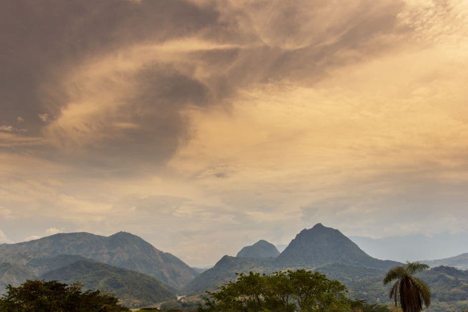 Vista de una montaña bajo un cielo nublado, en el chat de Tocancipá