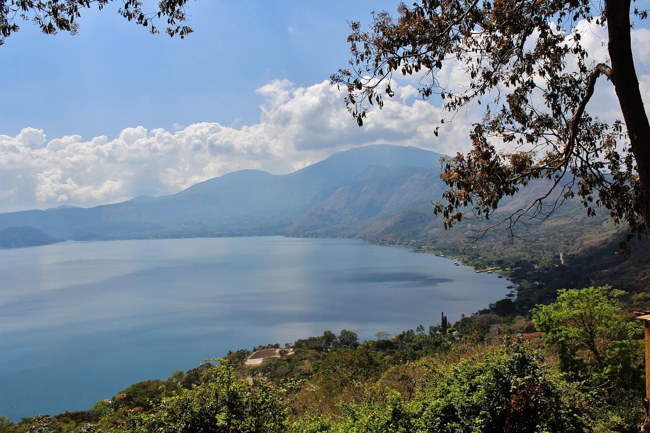 Agua del lago de Coatepeque, en el chat de Coatepeque