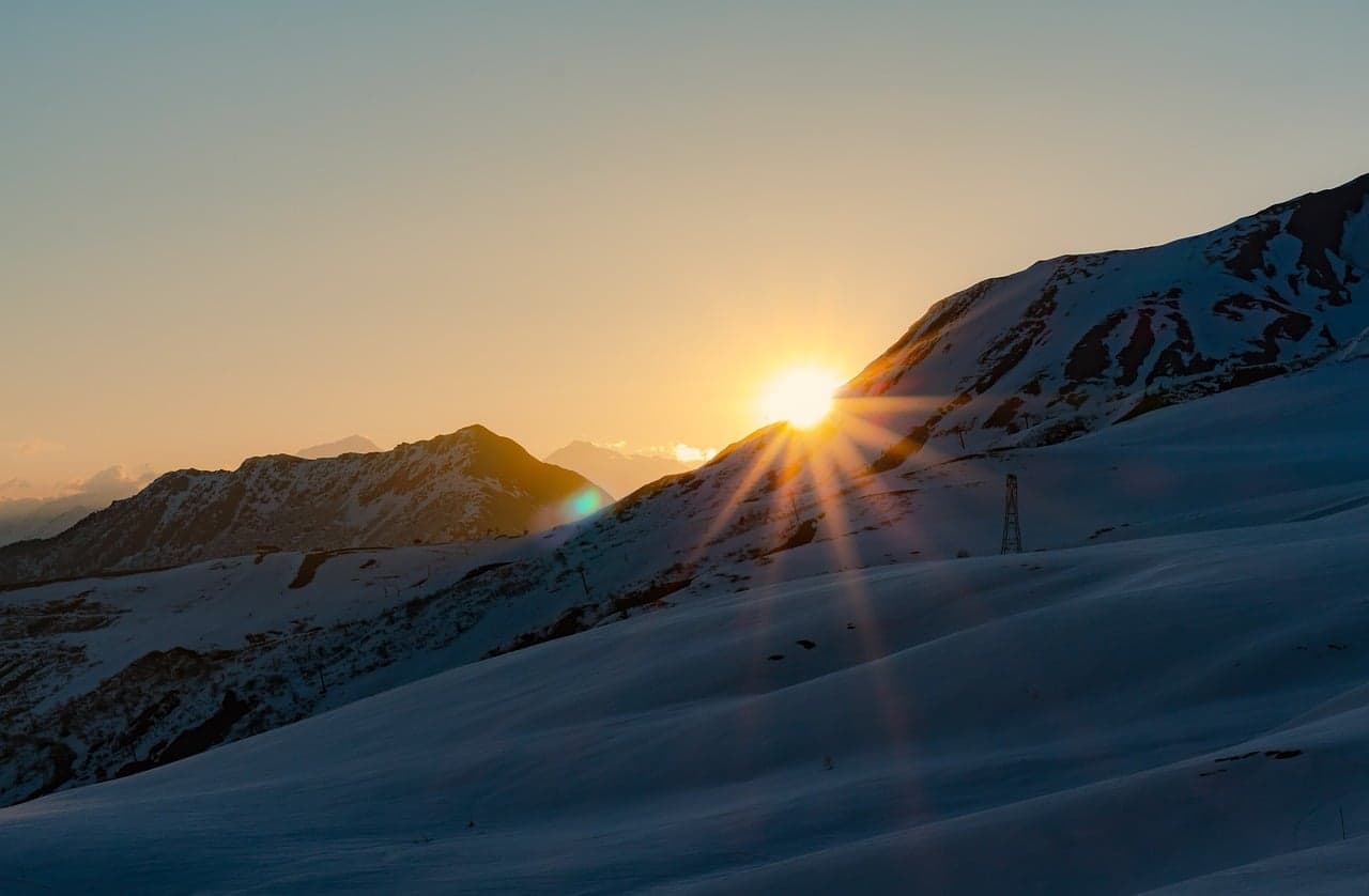 Cima nevada sobre valle amplio con sendero de excursionistas, en el chat de San Miguel Acatán