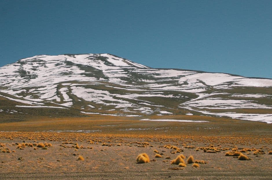 Paisaje montañoso boliviano cubierto de nieve, en la sala de chat de Warnes