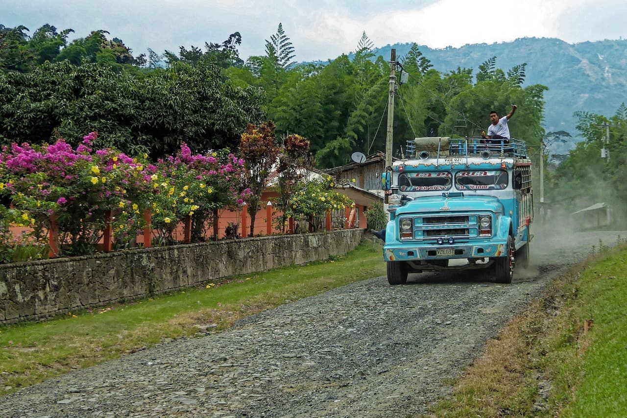 Autobús de transporte en una carretera de Cauca, en el chat de Piendamó