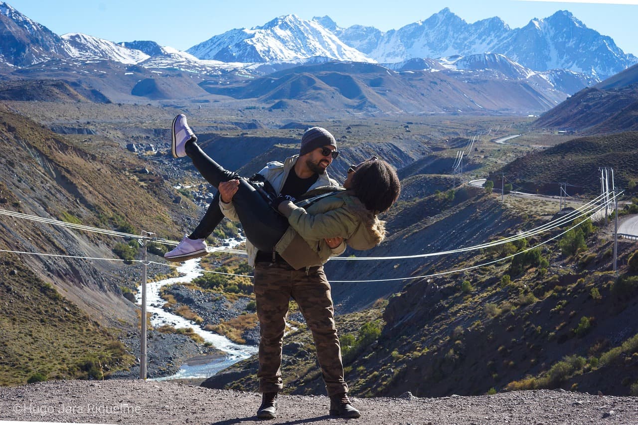 Valle de montaña con nieve en la cordillera de Chile, en el chat de Isla de Maipo
