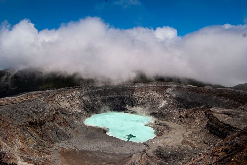 Cráter de un volcán visto desde arriba, en el chat de Poás