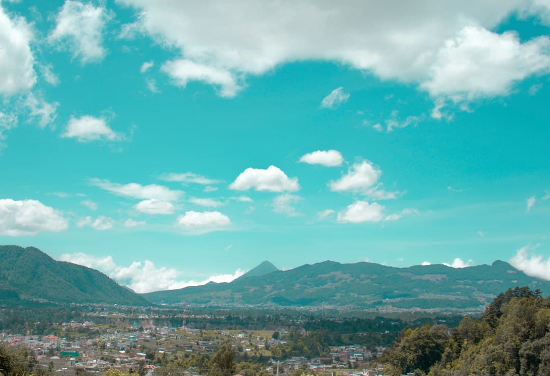 Vista de una ciudad con montañas al fondo, en el chat de San Carlos Sija