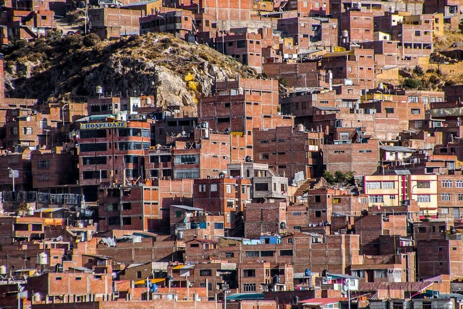 Edificios de concreto marrón en la sala de chat de La Guardia