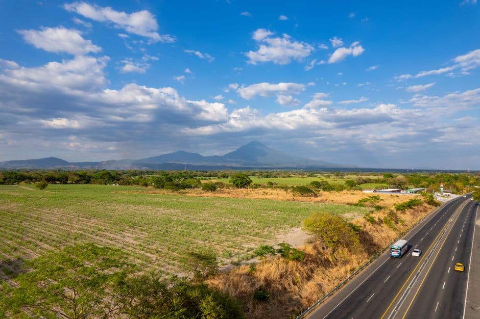 Carretera entre campos en El Salvador, en el chat de Armenia