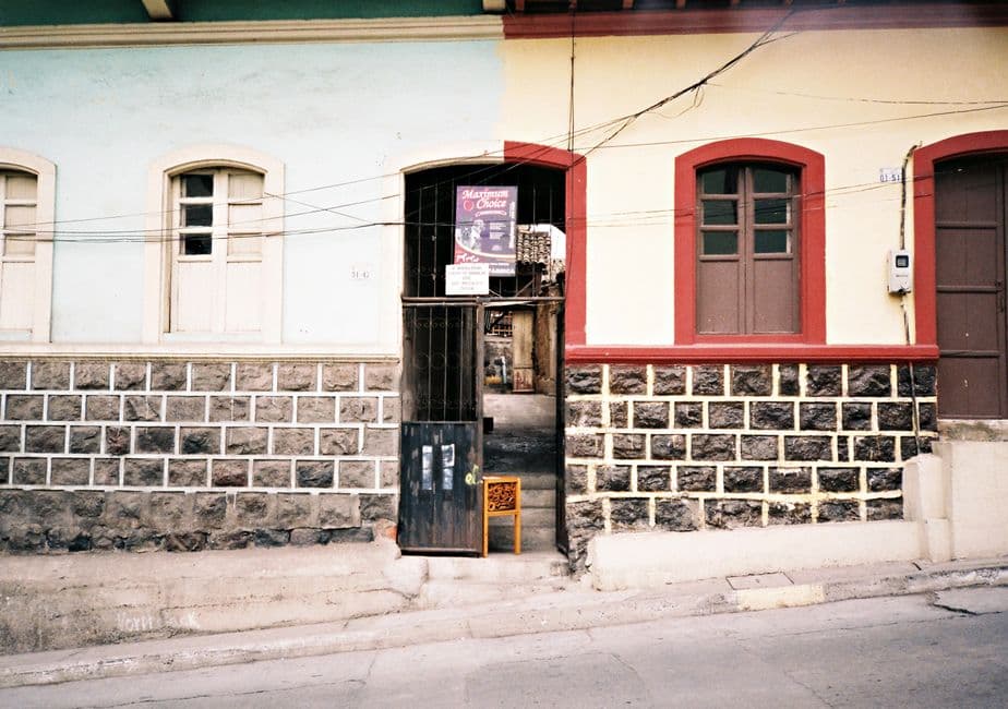 Calle rústica y colorida en una ciudad de Ecuador, en el chat de Azogues