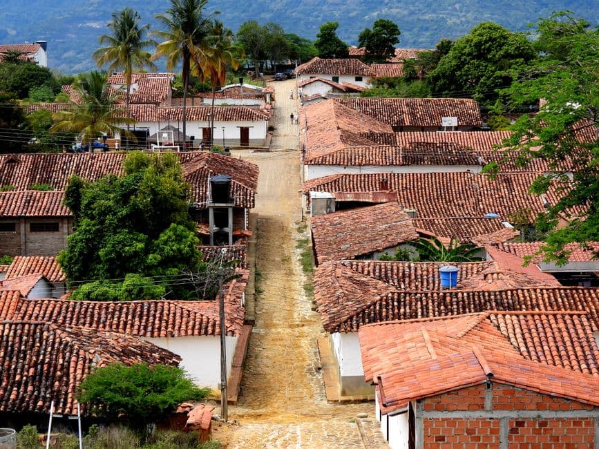 Vista aérea de casas en una zona rural, en el chat de Guane